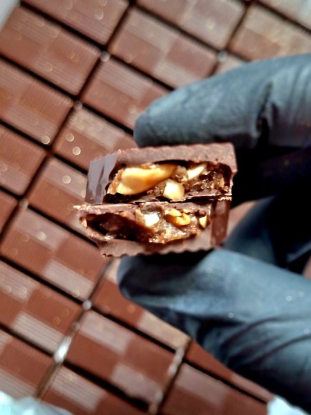 شكولاته بالتمر والمكسرات